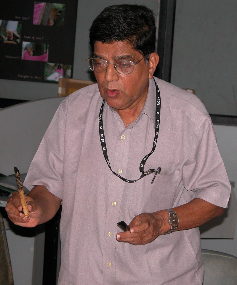 R. K. Joshi at a calligraphy workshop. Image courtesy Vinay Saynekar.