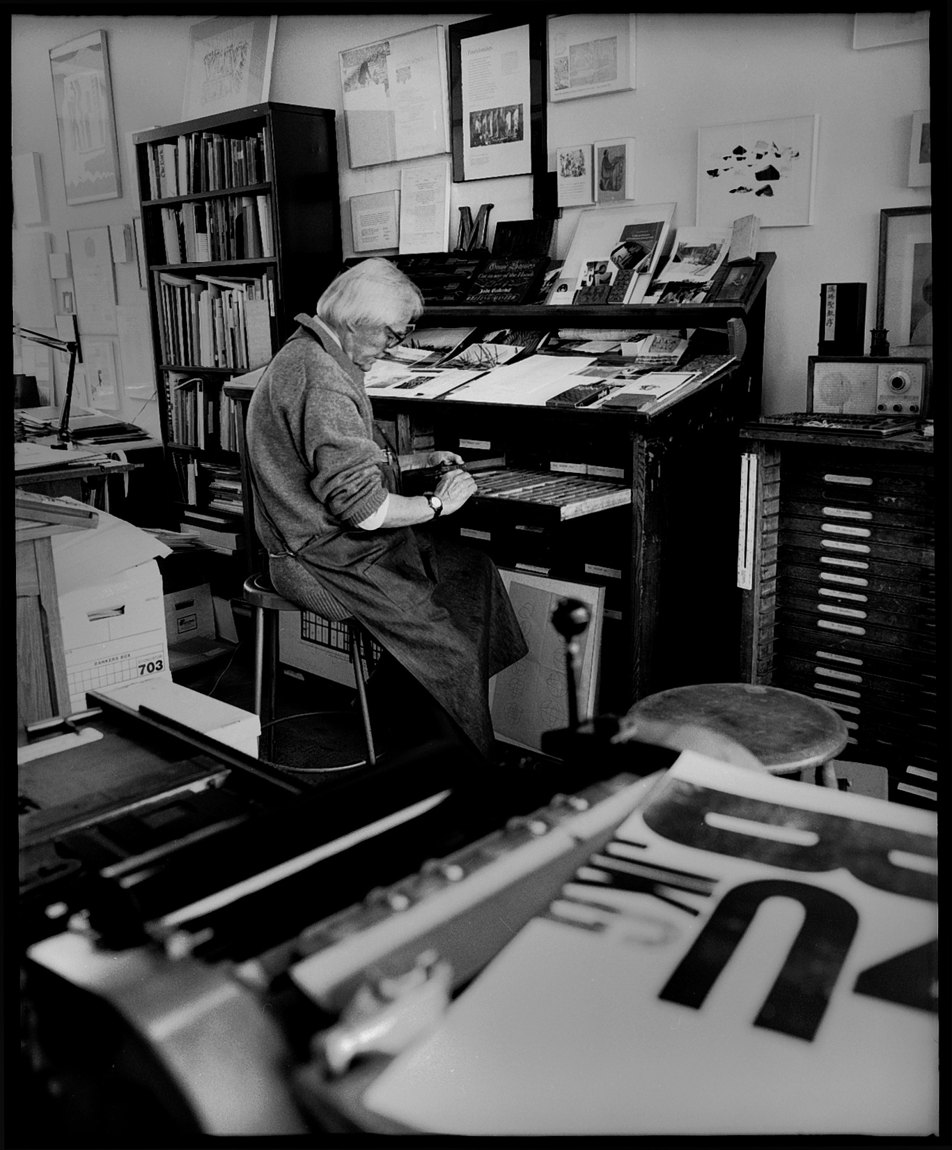 Stauffacher composing type at Greenwood Press. Photo: Dennis Letbetter, 1999.